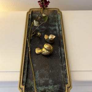 Mid Century rechteckiges Schreibtisch-Tablett (Stift-Ablage) aus massivem Messing mit grün schwarzer Patina & goldenem Rand. Vintage Tablett
