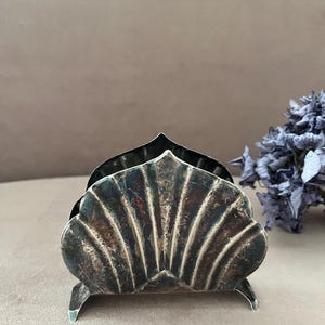 Servilletero vintage plateado con pátina. Pequeño y elegante servilletero en forma de concha.