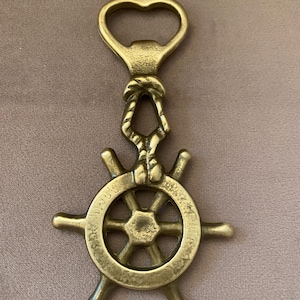 Vintage flesopener van messing. Antieke flesopener in de vorm van een &#39;stuurwiel&#39;. Maritieme flesopener van messing in goudkleur. Ongewone flesopener