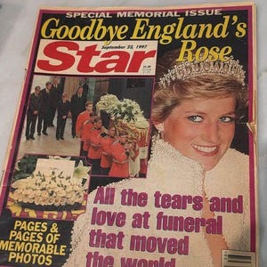 Pode incluir: Uma edição especial comemorativa da revista Star de 23 de setembro de 1997 com um retrato da princesa Diana usando uma tiara. A capa inclui uma foto de um cortejo fúnebre com guardas em uniformes vermelhos e texto sobre o evento.