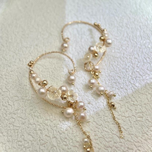 Bridal Ear Wrap,Pearl Ear Cuff, MOP tiny flower statement Earring, Cuff earring, Bridesmaid Gift, No Piercing Earring, Gift for Her