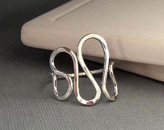 Anillo de plata esterlina martillada, anillo ondulado para pulgar, anillo llamativo hecho a mano en plata 925, joyería asimétrica única para mujer, chapado en oro de 14 quilates.