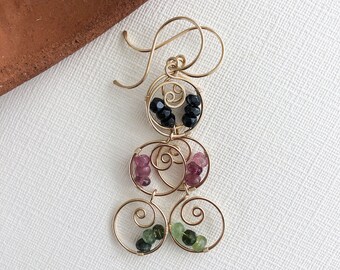 Pendientes colgantes Pendientes multicolores chapados en oro Pendientes colgantes en espiral de turmalina Coloridos Aros en espiral pequeños chapados en oro Joyería delicada de oro