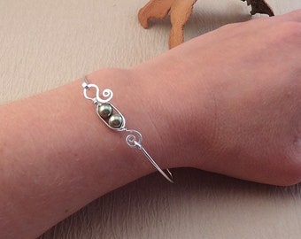 Pulsera de vaina de guisante, brazalete de plata de ley con guisantes en una vaina, brazalete de vaina de guisante verde perla, regalo para mamá, joyería de vaina de guisante, baby shower