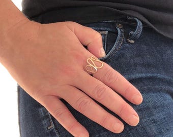 Anillo ondulado relleno de oro de 14 quilates: anillo para el pulgar hecho a mano, anillo ajustable, anillo minimalista de oro o plata de ley, joyería de oro martillado.