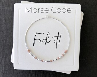 Pulsera con el lema "Fuck it" en código Morse, pulsera rígida de plata de ley con código Morse, pulsera con palabrota, joyería en oro rosa y plata con código Morse.