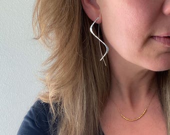 Pendientes de plata de ley hechos a mano con forma de ola / Colgante martillado de 6,35 cm / Ligeros y cómodos