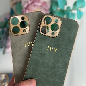 Gepersonaliseerde suède iPhone-hoesje voor iPhone 16 15 14 13 Pro Max initialen gravure monogram lederen telefoonhoesje cadeau-idee voor haar op maat gemaakt hoesje