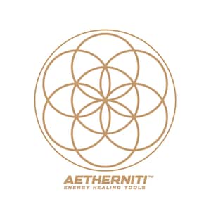 K&ouml;nnte beinhalten: Ein goldfarbenes geometrisches Design mit einem Lebensblumenmuster aus sieben &uuml;berlappenden Kreisen innerhalb eines gr&ouml;&szlig;eren Kreises. Unter der Grafik steht der Text AETHERNITI ENERGY HEALING TOOLS in einer fetten, serifenlosen Gold-Schrift auf Schwarz.