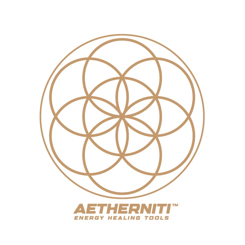 K&ouml;nnte beinhalten: Ein goldfarbenes geometrisches Design mit einem Lebensblumenmuster aus sieben &uuml;berlappenden Kreisen innerhalb eines gr&ouml;&szlig;eren Kreises. Unter der Grafik steht der Text AETHERNITI ENERGY HEALING TOOLS in einer fetten, serifenlosen Gold-Schrift auf Schwarz.