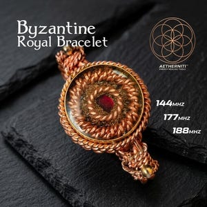K&ouml;nnte beinhalten: Ein kupferfarbenes Armband mit einem kreisf&ouml;rmigen Mittelst&uuml;ck, das einen dunkelroten Stein in der Mitte und komplizierte geflochtene Drahtmuster aufweist. Text: Byzantine Royal Bracelet, AETHERNITI ENERGY HEALING TOOLS, 144MHz, 177MHz, 188MHz.