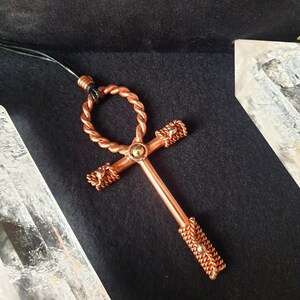 Kupferner Tensorring mit Ankh-Anhänger, Schmuck zum Schutz vor elektromagnetischer Strahlung, handgeschmiedeter ägyptischer Lebensschlüssel-Energie-Talisman/Amulett