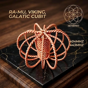 Puede incluir: Una escultura de alambre de cobre con un cilindro central rodeado de bucles de alambre curvos y trenzados. El texto dice: RA-MU, VIKING, GALATIC CUBIT, AETHERNITI ENERGY HEALTH HEALTH, 404MHZ, 443MHZ. Un logo circular es visible arriba a la derecha.