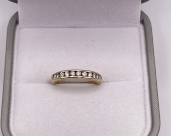 anillo de oro de 9 quilates con diamantes