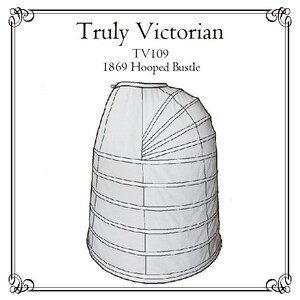 Op de afbeelding: Een witte 1869 Hooped Bustle, een Victoriaans ondergoed. De afbeelding bevat de tekst "Truly Victorian" en "TVI09". De bustle heeft een reeks horizontale hoepels en verticale panelen.