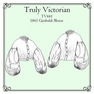 Op de afbeelding: Illustratie van twee witte 1861 Garibaldi blouses. De blouses hebben lange, gepofte mouwen en een knoopsluiting aan de voorkant. De tekst "Truly Victorian" en "TV441" staat bovenaan de afbeelding.