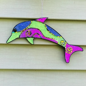 Atrapasueños de delfines .. Blingthingzbylori.. Molinillo de viento .. Adorno para ventana .. Decoración costera.. Decoración de playa .. Arte para jardín