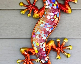 Lizard .. gecko .. blingthingzbylori .. garden art .. yard art .. wall hanging .. SunCatcher