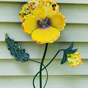 Pansy.. blingthingzbylori.. yellow Pansy .. flower suncatcher.. garden stake.. garden decoration.. yard art