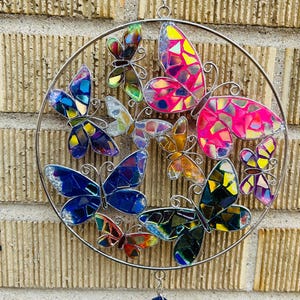 Mariposas .. Campana de viento de mariposa .. Blingthingzbylori.. atrapasoles.. arte de jardín .. patio .. molinillo de viento .. adorno para ventana