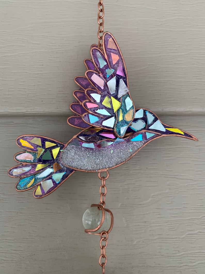 Colibrí.. blingthingzbylori.. morado.. colibrí.. carillón de viento.. atrapasol.. arte de jardín.. decoración de patio.. regalo..