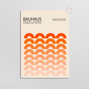 Op de afbeelding: Een Bauhaus kunstprint met een geometrisch ontwerp van oranje en perzik halve cirkels. De poster bevat de tekst "BAUHAUS" en details over modernisme, minimalisme en abstracte kunst uit 1919-1933, plus de School of Architecture.