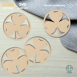 Puede incluir: Cuatro posavasos de madera cortados con láser con un diseño de trébol. Cada posavasos presenta un trébol de tres hojas dentro de un marco circular. La imagen incluye el texto "LASER CUT FILE" y "INSTANT DOWNLOAD".