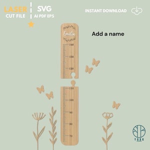 Puede incluir: Un medidor de crecimiento de madera con el nombre "Emilia" grabado en la parte superior, que mide hasta 140 cm. El medidor está diseñado con un estilo de rompecabezas e incluye mariposas y elementos florales decorativos de madera. Las palabras "Add a name" también son visibles.