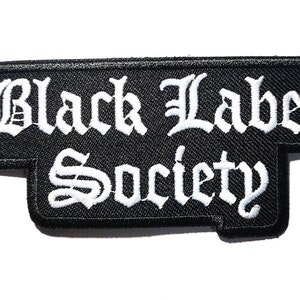 Peut inclure: Patch brodé noir et blanc avec le texte "Black Label Society" dans une police gothique.