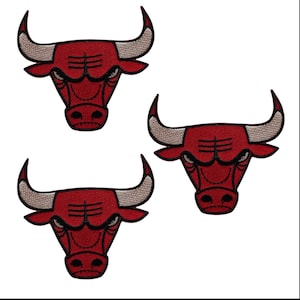Puede incluir: Tres parches bordados con el logotipo de los Chicago Bulls. Cada parche representa una cabeza de toro roja con cuernos y detalles beige. Los parches están dispuestos sobre un fondo blanco.