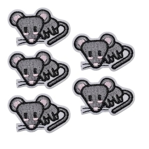 Op de afbeelding: Vijf geborduurde patches met een grijs muisontwerp met roze oren en een witte omtrek. De muis heeft een lange, gebogen staart en snorharen. Geschikt voor kleding of knutselprojecten.