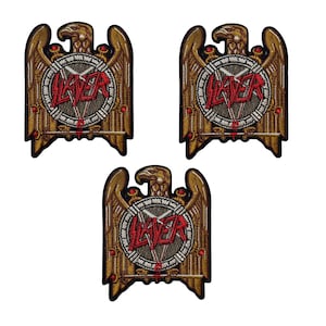 Könnte beinhalten: Drei gestickte Aufnäher mit einem goldenen Adlerdesign und dem Wort "SLAYER" in roter Schrift. Die Aufnäher haben ein kreisförmiges Emblem mit einem uhrähnlichen Design, vor weißem Hintergrund.