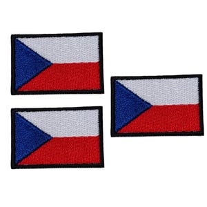 Puede incluir: Tres parches rectangulares bordados con la bandera de la República Checa. Cada parche tiene un triángulo azul, una sección blanca y una sección roja, todo con bordes negros. Los parches están bordados.