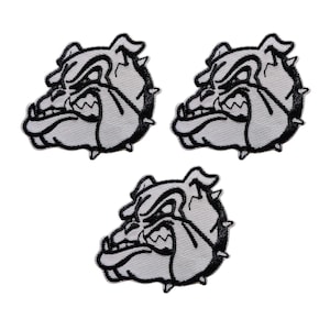 Puede incluir: Tres parches bordados con la cabeza de un bulldog en gris y negro. El bulldog tiene una expresión feroz con dientes visibles y detalles puntiagudos alrededor de la cabeza, sobre un fondo blanco.