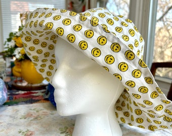 90's Smiley Face Wide-Brimmed Sun Hat