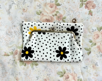 1960's Daisy Coin Purse