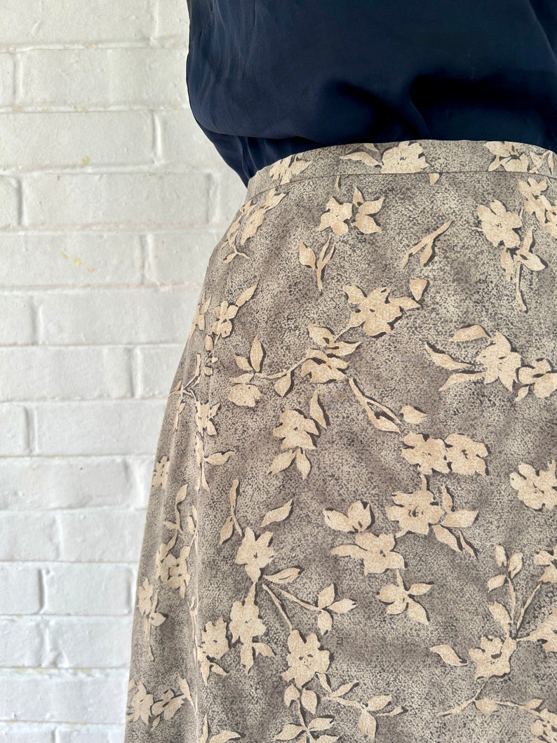 1990's Size 10 Silk Floral Midi Skirt from Jones NY image 4