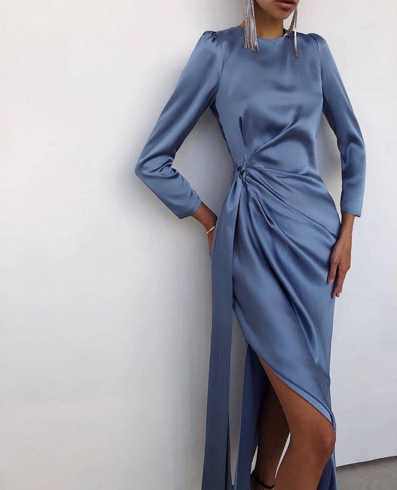 This pattern is perfect for anyone who wants to learn how to make their own midi dress. It is easy to follow and will help you create a stunning and unique gown. The pattern includes all the pattern pieces and information you need to make a beautiful and well-fitting piece. The pattern includes seam allowances.