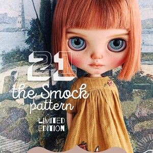 Può includere: Un modello di vestito smock da scaricare digitalmente, con una bambola che indossa un vestito smock giallo senape con ricami floreali. Il testo "21 the Smock pattern LIMITED EDITION MOSHI-MOSHI DIGITAL DOWNLOAD" è sull'immagine.