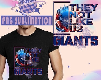 Może przedstawiać: Czarny T-shirt z grafiką przedstawiającą kask do futbolu amerykańskiego i tekstem "They Not Like Us Giants".