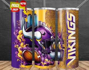 Può includere: Un bicchiere viola e oro con un logo dei Minnesota Vikings e una grafica di un casco da football. Il bicchiere ha uno sfondo bianco con una città sullo sfondo.
