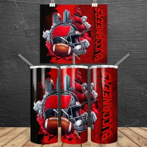 Pu&ograve; includere: Tre bicchieri in acciaio inossidabile con un design rosso, nero e bianco che presenta un casco da football americano, una nave pirata e il testo "Buccaneers".