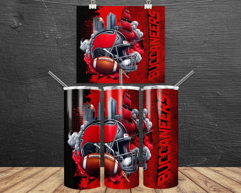 Pu&ograve; includere: Tre bicchieri in acciaio inossidabile con un design rosso, nero e bianco che presenta un casco da football americano, una nave pirata e il testo "Buccaneers".