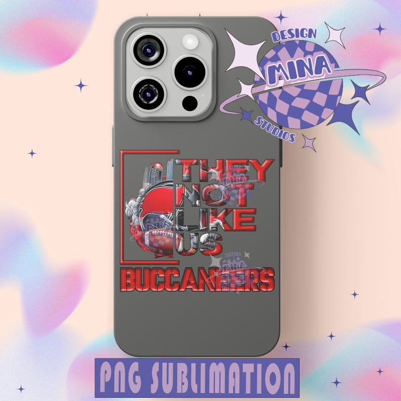 Pu&ograve; includere: Una custodia per telefono grigia con un design che presenta un casco da football, le parole "They Not Like Us Buccaneers" e il testo "Design Mina Studios" in un cerchio.