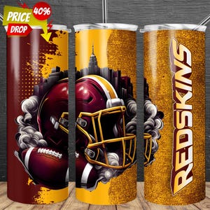 Puede incluir: Tres vasos aislados con diseños de fútbol americano. Uno presenta un balón y un casco con un paisaje urbano, otro tiene un casco y un paisaje urbano, y el tercero muestra la palabra "REDSKINS". Los vasos tienen una pajita.