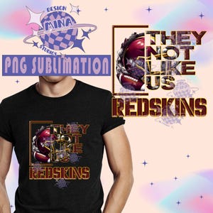 Puede incluir: Camiseta negra con un diseño gráfico de casco de fútbol y el texto "THEY NOT LIKE US REDSKINS". El diseño incluye el texto "PNG SUBLIMATION" y un logotipo con el texto "DESIGN MINA STUDIOS".