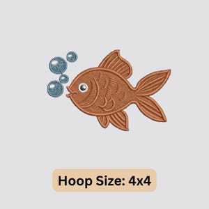 Puede incluir: Un diseño de bordado de un pez marrón soplando burbujas. El diseño es adecuado para un aro de bordado de 4x4 pulgadas. "Hoop Size: 4x4" está escrito en texto blanco sobre un rectángulo naranja claro.