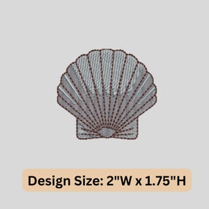 Könnte beinhalten: Gesticktes Muscheldesign in Grau- und Brauntönen. Das Design ist 5,08 cm breit und 4,45 cm hoch. Die Muschel hat ein detailliertes, strukturiertes Aussehen mit radialen Linien und einem gewellten Rand. Das Design befindet sich auf einem hellgrauen Hintergrund.