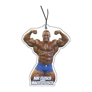 Pode incluir: Um aromatizador de carro branco com uma imagem de um homem musculoso flexionando os bíceps. O texto "NUR FLEISCH MACHT FLEISCH" está impresso na parte inferior do aromatizador.
