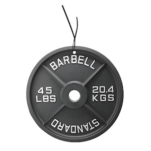 Op de afbeelding: Een grijze metalen gewichtsplaat met de tekst "BARBELL STANDARD" en "45 LBS 20.4 KGS" erop gedrukt.